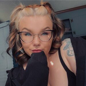 Meet your Posher, Alexis